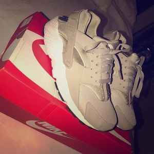 NIKE AIR HUARACHE GRADE-SCHOOL SNEAKERS